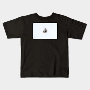 Mouse in the snow / Swiss Artwork Photography Kids T-Shirt